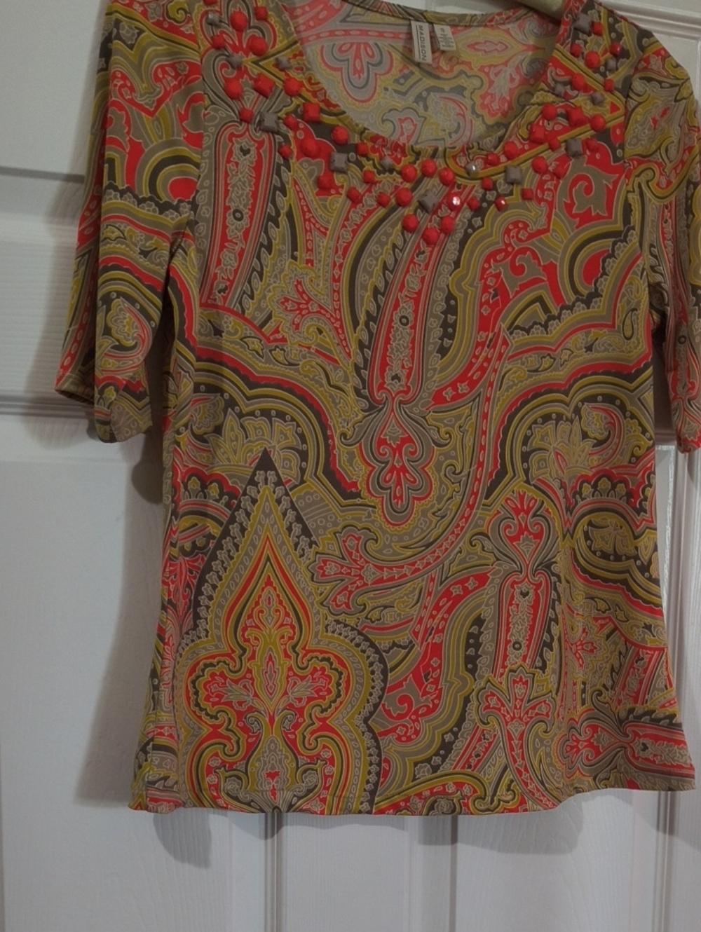 Paisley Short Sleeve Top in Red & Green By Madison. Size Small